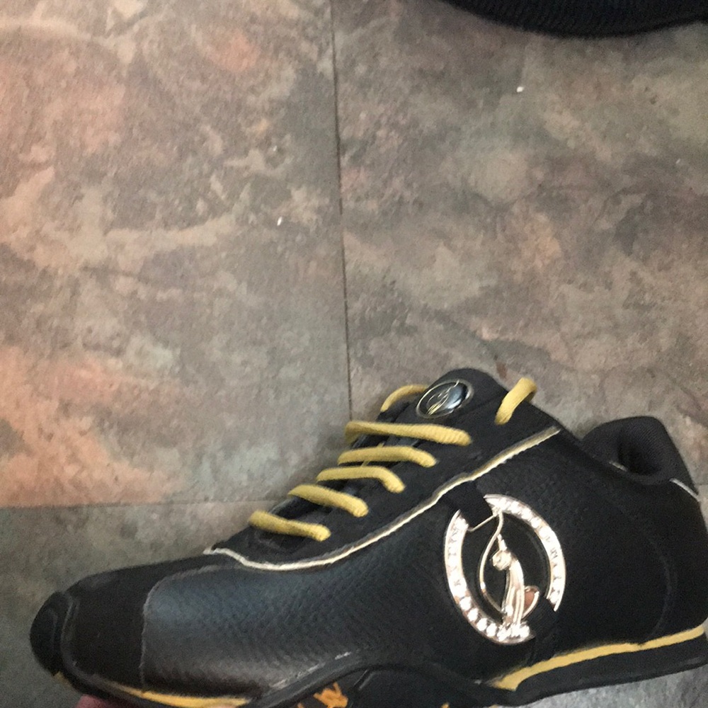 Woman’s shoes size 6
